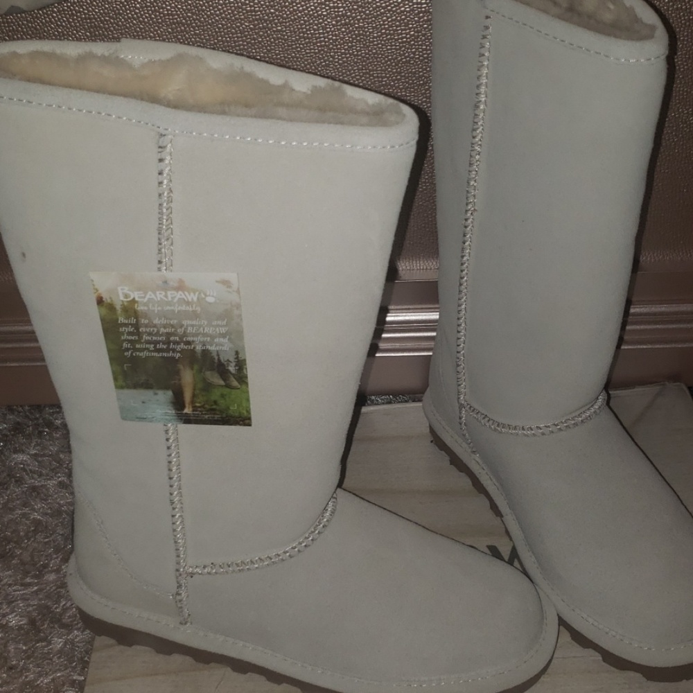 Bearpaw Never worn.Brand new . I Misplaced The Box Ssry
